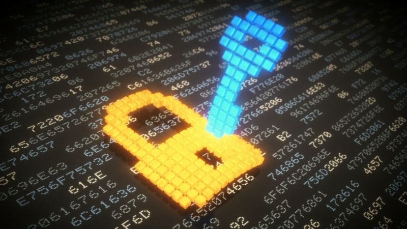 Um cadeado amarelo digital está parcialmente aberto por uma chave azul, ambos feitos de blocos pixelados, sobre um fundo de código binário em preto e verde. A imagem representa segurança digital e criptografia de ponta a ponta.