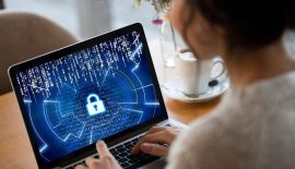 Uma mulher sentada, usando um laptop que exibe um cadeado digital e códigos binários. A cena ilustra o conceito de pentest, mostrando uma pessoa realizando atividades de segurança cibernética em um ambiente digital.